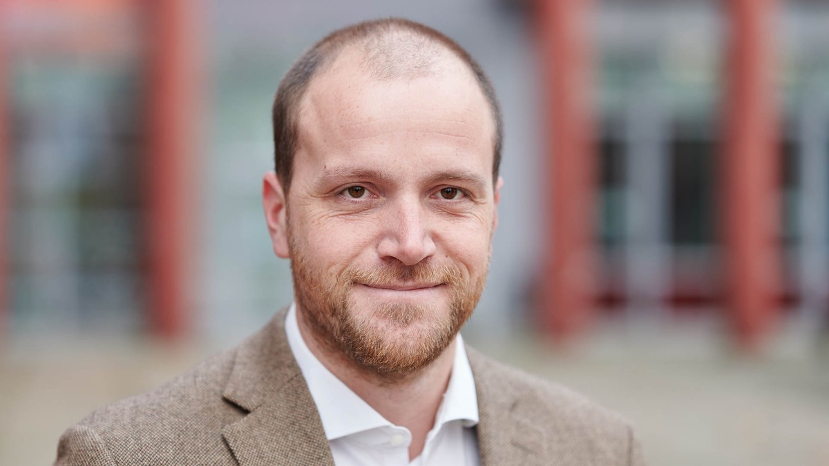 Headshot of Tobias Schroedler
